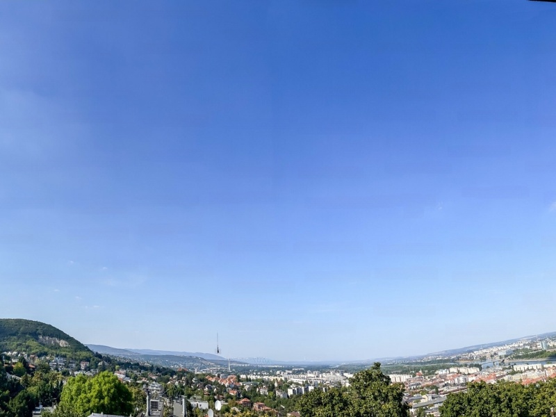 Zeer goede prijs voor een 129 m2 flat met een adembenemend uitzicht bovenop Szemlőhegy en in goede staat!