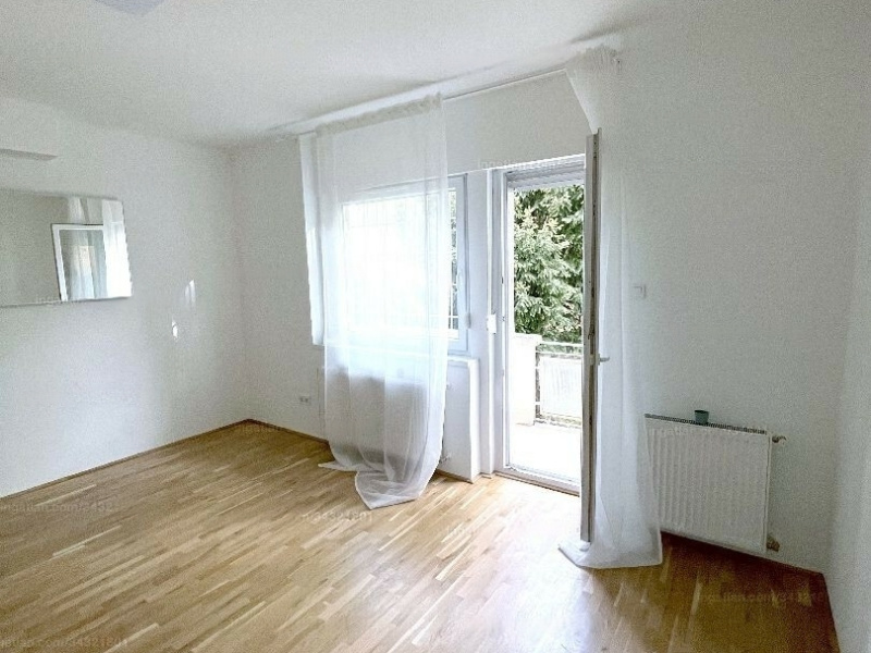 SzemlőHegy gerenoveerde studio op 34 m2 met een balkon van 4 m2!