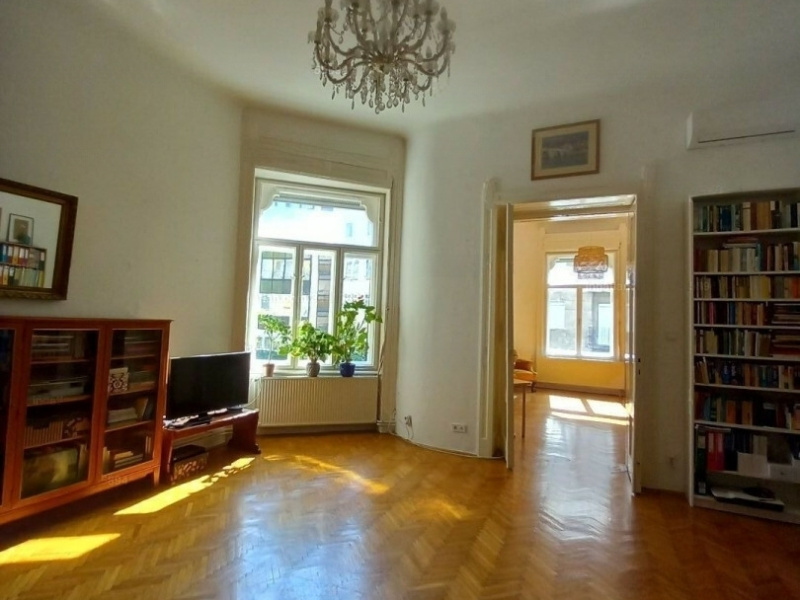 Inner Buda 80 m2 flat in good condition just off Margit híd!