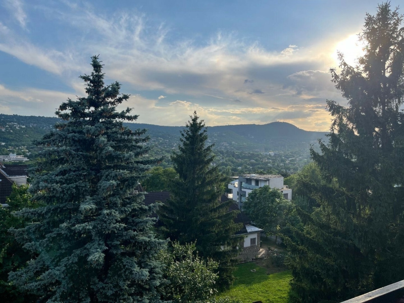 Den svindlande panorama mot Jánoshegy från en 24 m2 terrass av en 61 m2 lägenhet på Rózsadomb!