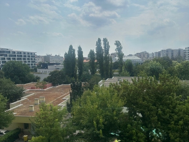Een zonnige 36 m2 -studio met uitzicht op de 4e verdieping klaar om te verhuizen in North újlipótváros!