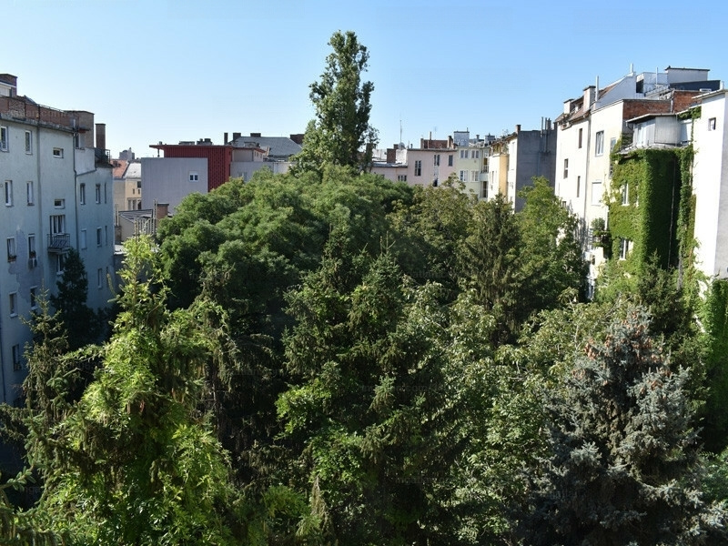 ¡Brillante, cuarto piso 75 m2 apartamento en buenas condiciones, frente al jardín interior cerca del parque Szent István!
