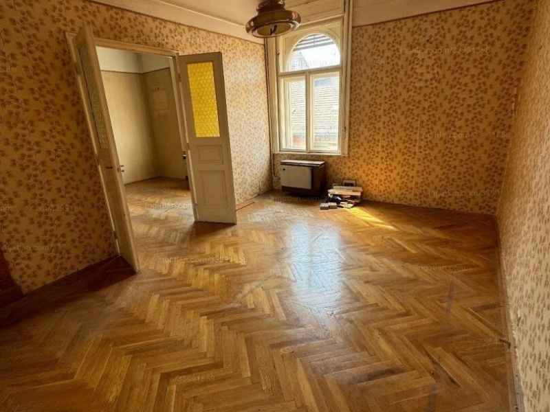 4e verdieping, goedkope, geleegd 78 m2 renovatieobject in een klassiek ongediertebouw in de buurt van Westend -winkelcentrum!