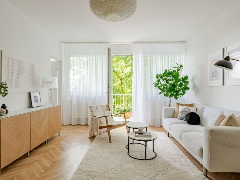 Mooi gerenoveerd plat op 59 m2 met een balkon van 6 m2 met uitzicht op de groene heuvel van Svábhegy!