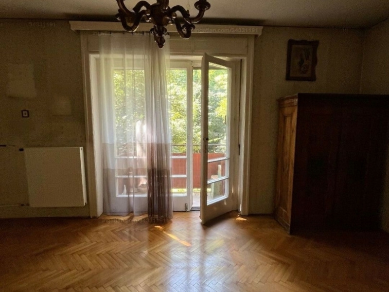 Mitten in der Innenstadt von Buda, in der Nähe von Annehmlichkeiten und öffentlichen Verkehrsmitteln, denen immer noch einem üppigen Garten ausgesetzt ist, ist eine geleere, materielle 82 M2-