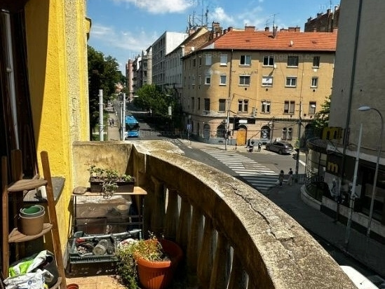 À côté du parc Városmajor, un plat ensoleillé de 81 m2 avec un balcon de 5 m2 en bon état!