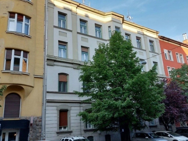 Entre Városmajor et Vérmező parcourt un bâtiment classique un appartement de 108 m2 à un bon prix!