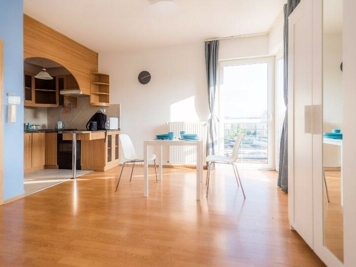 Trevlig renoverad studio precis bakom Déli järnvägsstation och M2 Metro Line!