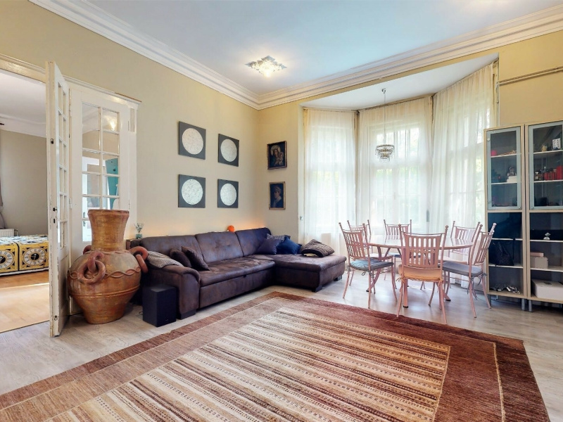 En 81 m2 trädgårdslägenhet att renovera i en villa på Kissvábhegy, nära M2!