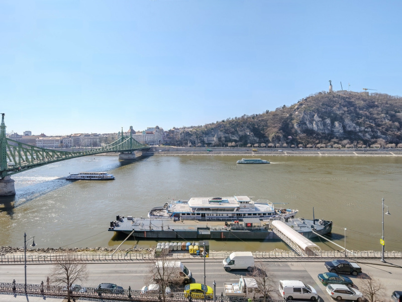 140 m2 Wohnung mit einer wunderschönen Aussicht auf die Donau und Gellért Hill!