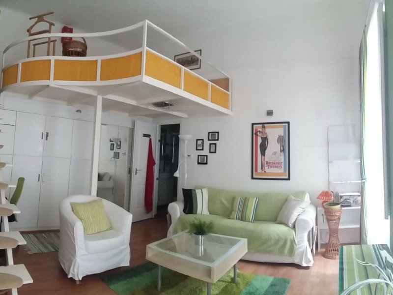 34 m2 studio met mezzanine nabij Astoria Metro Station in redelijke staat tegen een goede prijs!