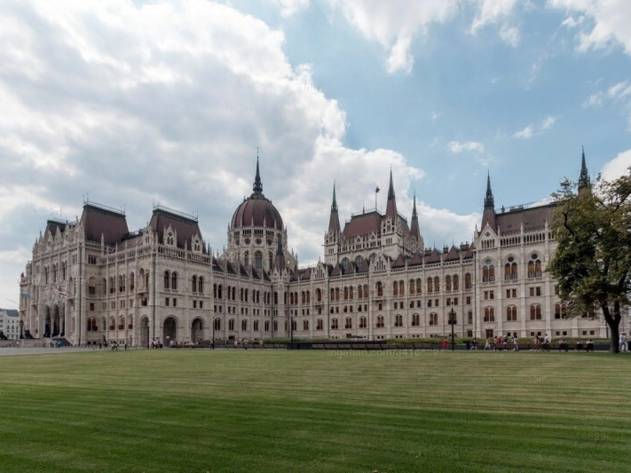 73 M2 rangos lakás, egy gyönyörű épületben, a parlament mellett!