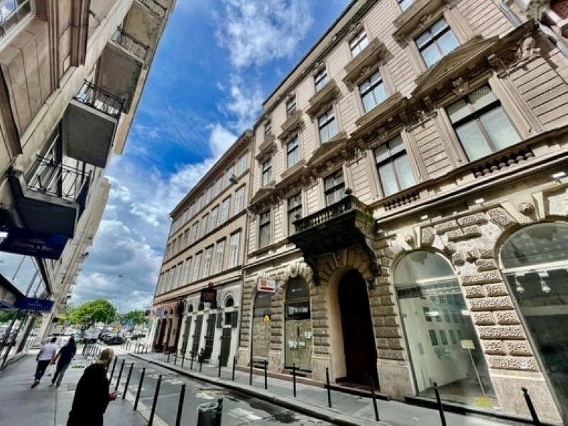 78 M2 voulant une rénovation au large de la rue Northern Váci!