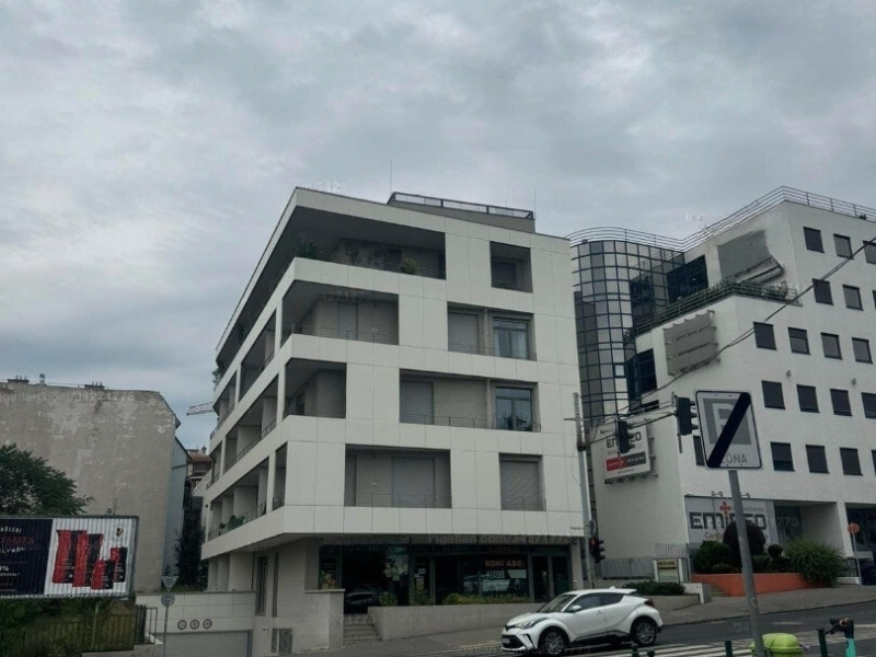 64 m2 flat met een balkon van 33 m2 als nieuw op Gellérthy met optionele garage!