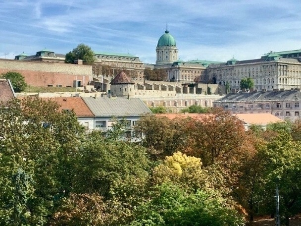 85 m2 plat met dubbele balkons met uitzicht op Buda Castle!